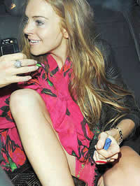 Lindsay Lohan upskirt flash her panties and naked posing pics