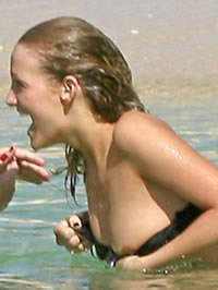 Ashlee Simpson great cleavage and nipple slip pics