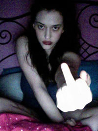 Kat Dennings privat home made topless photos