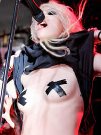 Taylor Momsen flaunts her tits on the stage