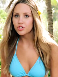 Amanda Bynes of Nickelodeon fame shows off her smoking hot body