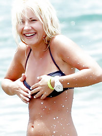 Elisha Cuthbert paparazzi nipple slip