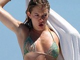 Sienna Miller paparazzi ass slip & bikini pics