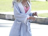 Anna Faris Cleavage Posing Pictures