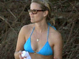 Reese Witherspoon caught walking in sexy tiny bikini on the beach