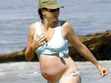 Minnie Driver pregnant bikini shots & pussy vidcaps