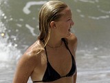 Kate Hudson shows ass in hot bikini