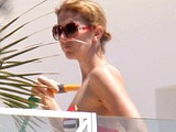 Celine Dion flashing slender body
