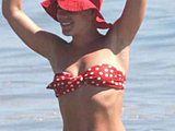 Singer Pink caught in a wet tiny bikini and sexy cleavage pics