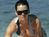 Evangeline Lilly  exposes her tight bare ass