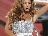 Beyonce Knowles flashing pussy on the stage