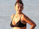 Penelope Cruz caught by paparazzi pregnant bikini