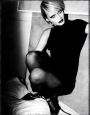 Amber Valletta nude picture