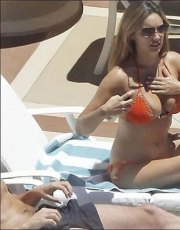 Kelly Brook nude picture